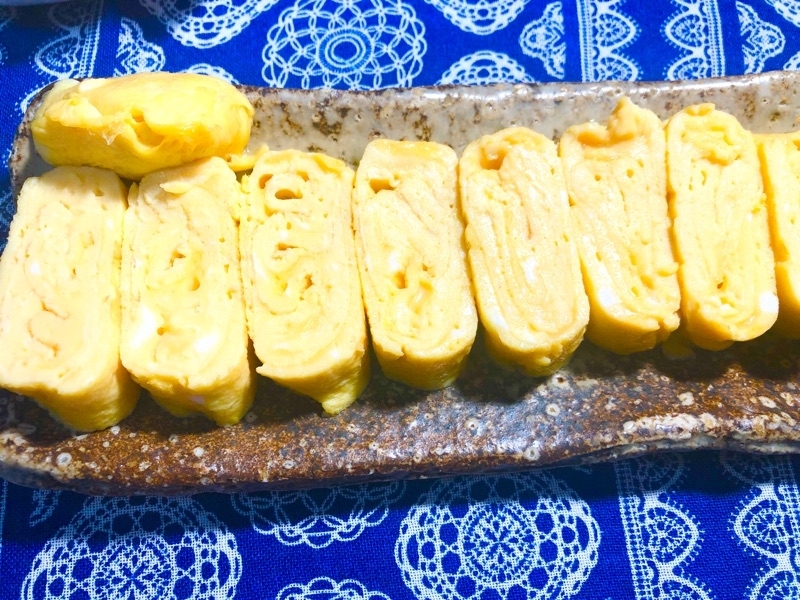 出汁巻き卵を切って撮った写真