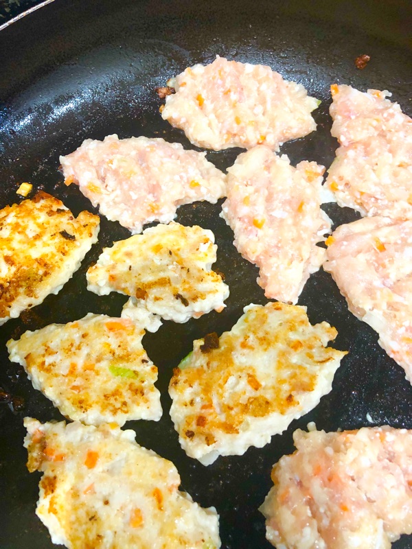 ミニつくねバーグを焼くところを撮った写真