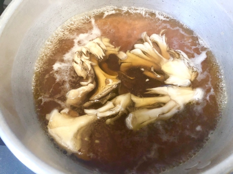 ラーメンスープと舞茸を撮った写真