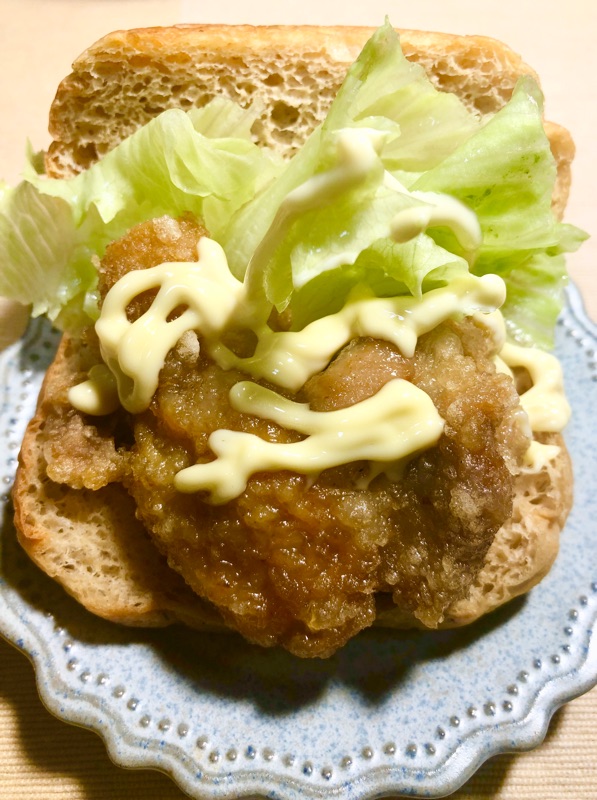 ブランパンの鶏唐揚げサンドを撮った写真