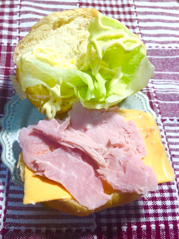 もち麦パンのハムチーズサンドを撮った写真