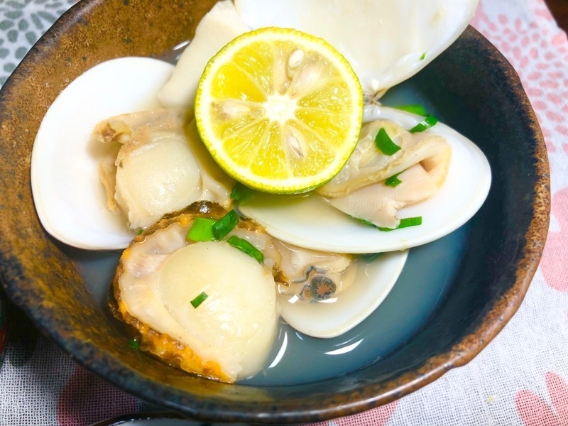 ハマグリの貝汁をよそって撮った写真