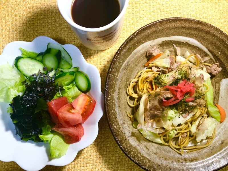 キャベツ焼きそばの昼食を撮った写真