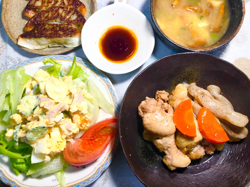 煮物と卵サラダの夕食を撮った写真