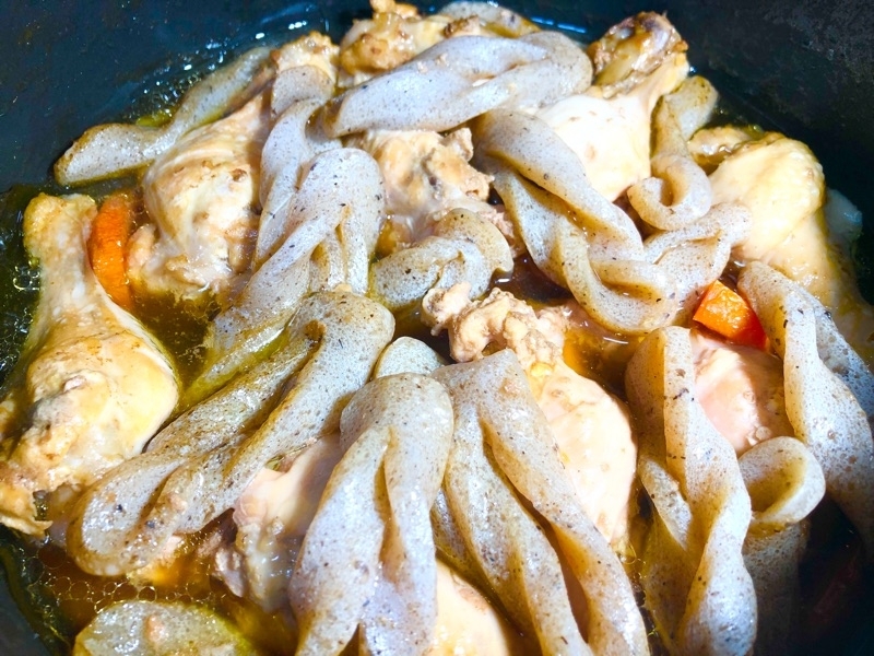 鶏手羽元とコンニャクの煮物を撮った写真