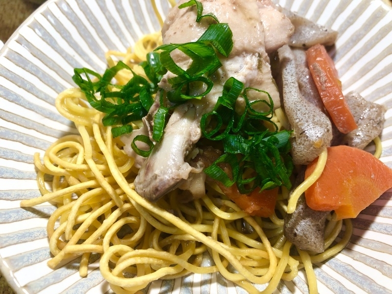 鶏手羽煮込み焼き麺を撮った写真