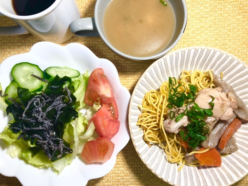 鶏手羽煮込み焼き麺の昼食を撮った写真