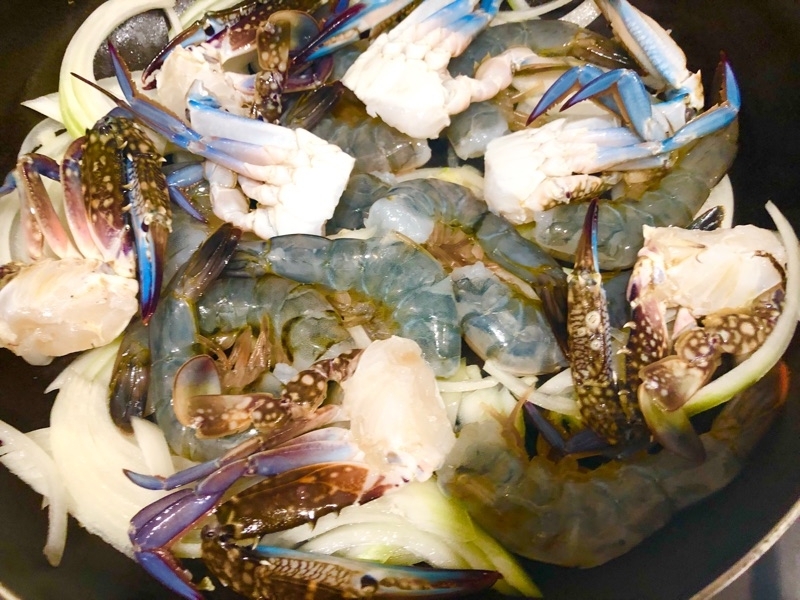 タマネギに魚介をのせて撮った写真