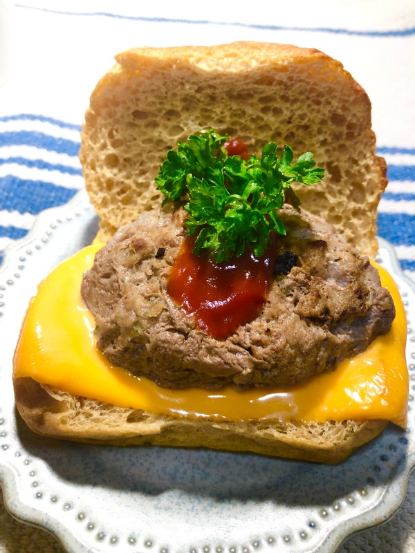 ブランパンのチーズバーガーを撮った写真