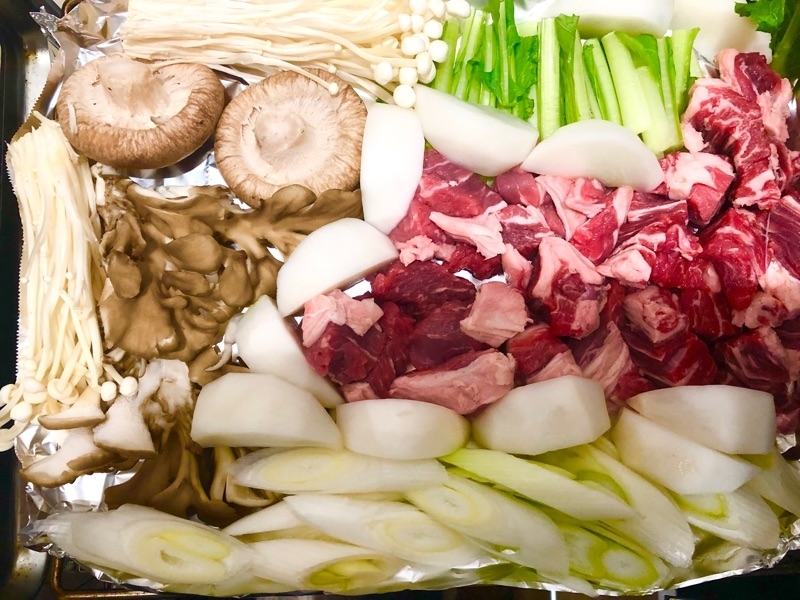 牛肉と野菜を並べて撮った写真