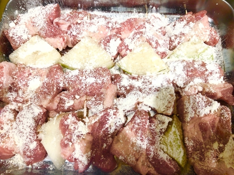 串カツに小麦粉をかけて撮った写真