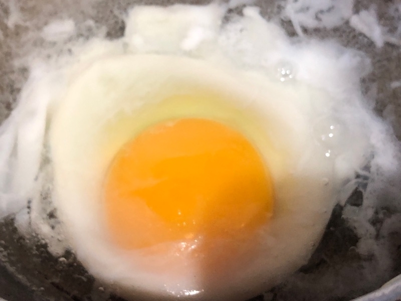 卵をゆでているところを撮った写真