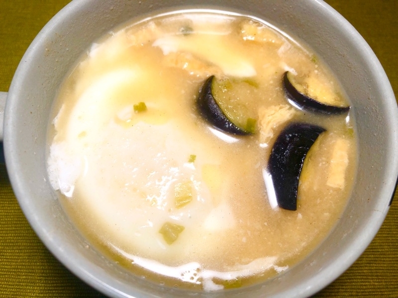 卵入りフリーズドライの味噌汁を撮った写真