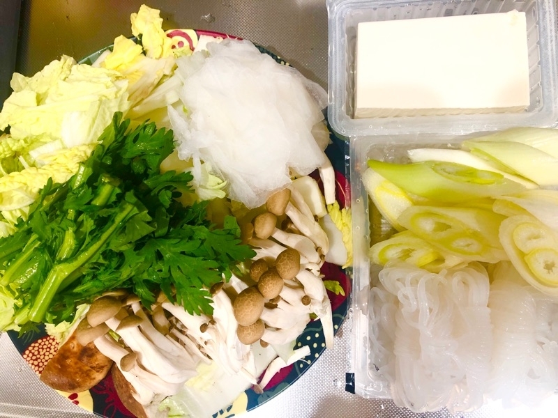 鍋の具材（野菜・豆腐・白滝）を撮った写真