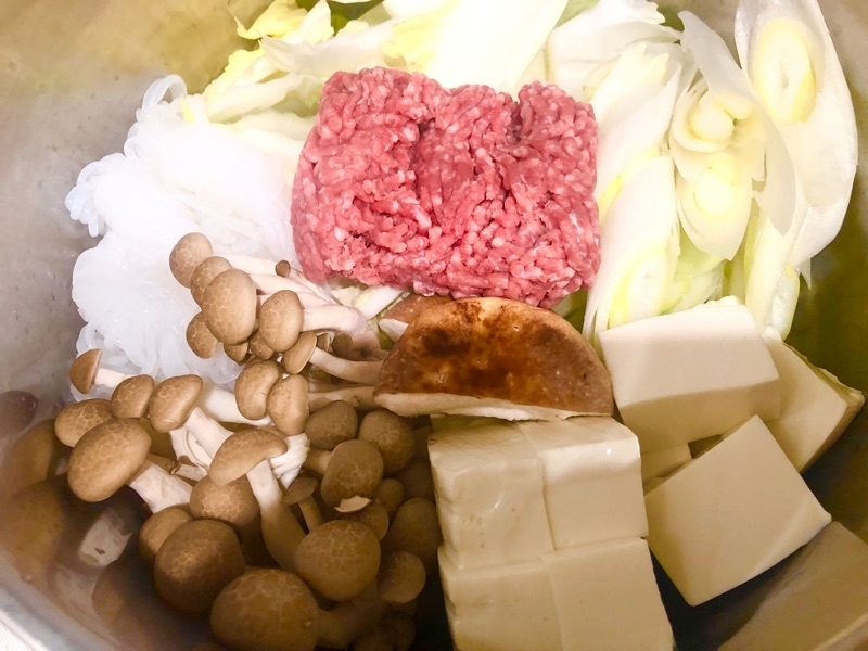 具材を鍋に入れて撮った写真