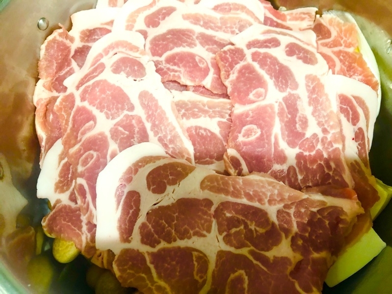 豚ロースを鍋に入れて撮った写真