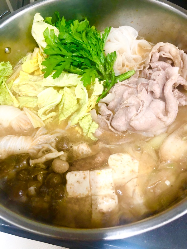 ごま坦々つゆを鍋に入れて煮るところを撮った写真