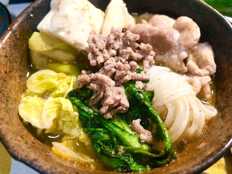 ごま坦々鍋をよそって撮った写真