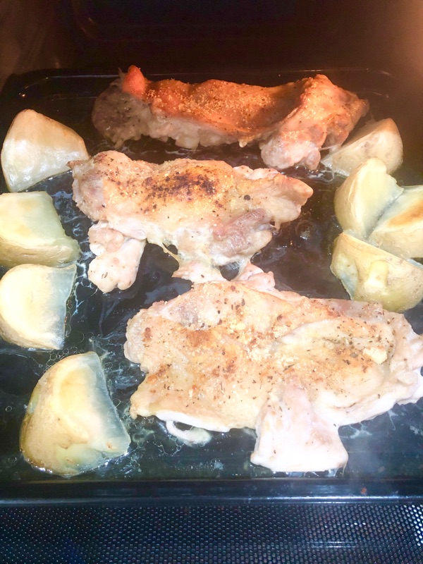 焼いたチキンとジャガイモを撮った写真