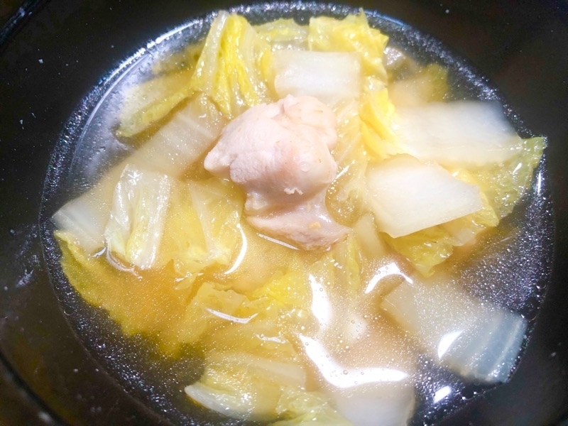 白菜と鶏肉の味噌汁を撮った写真