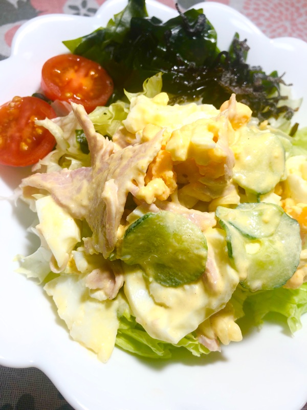 ハム卵のマカロニサラダをよそって撮った写真