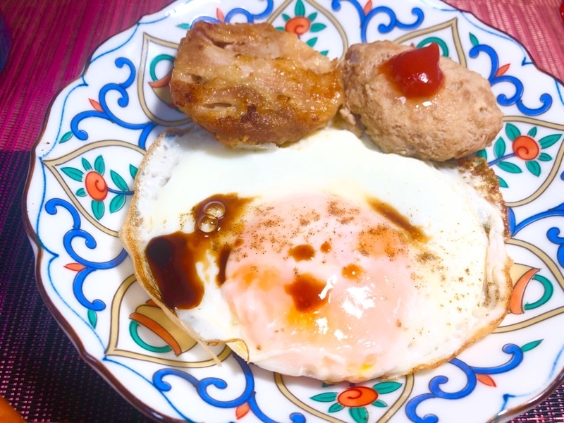 冷凍おかずと目玉焼きを撮った写真