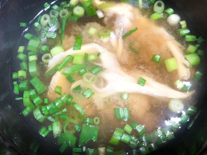 舞茸の味噌汁を撮った写真