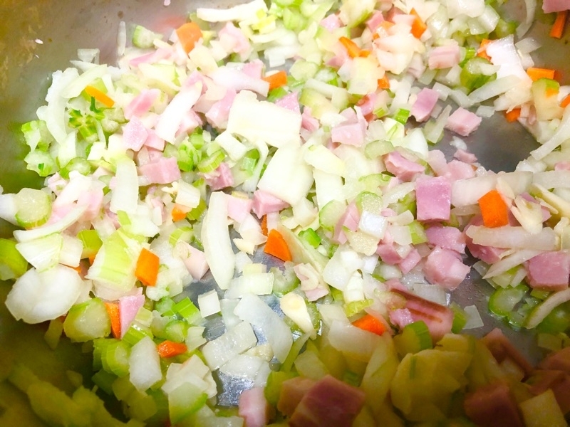 野菜を炒めているところを撮った写真