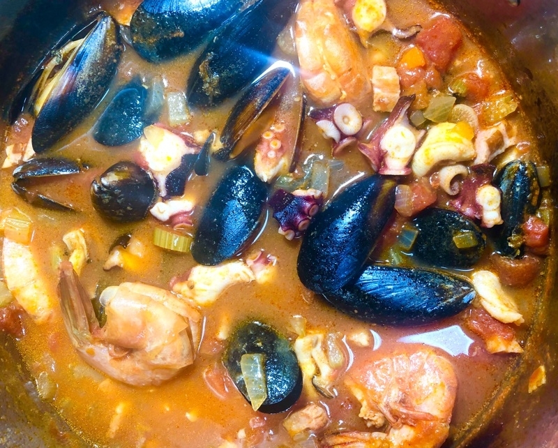 鍋のムール貝と海老のブイヤベースを撮った写真