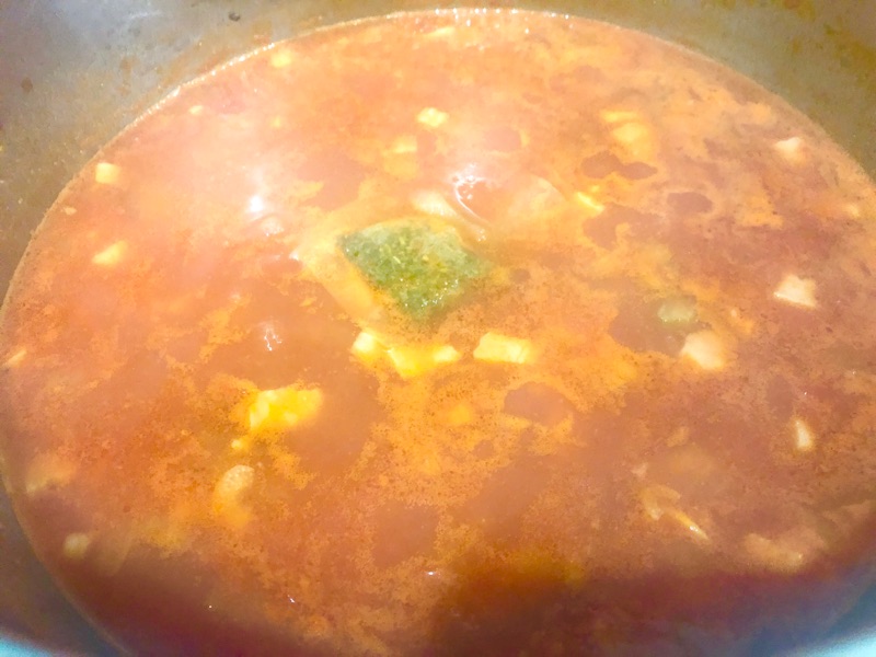 トマトソースを入れて煮るところを撮った写真