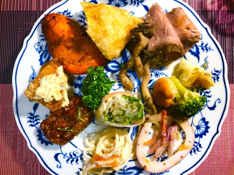 デパ地下のお惣菜を盛りつけて撮った写真