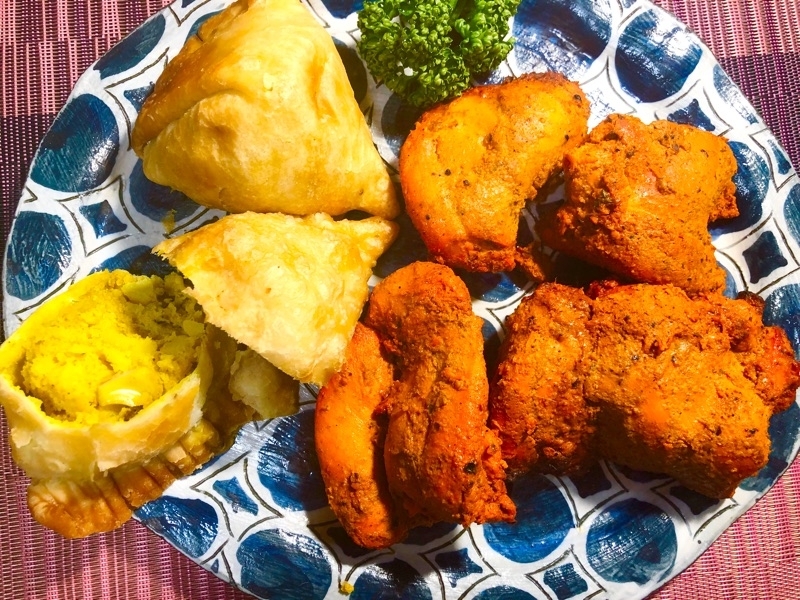 インドのサモサとチキンティッカを撮った写真