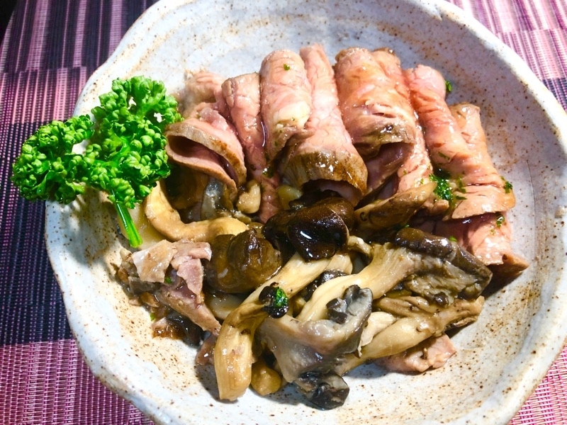 ローストビーフと平茸ソテーを撮った写真