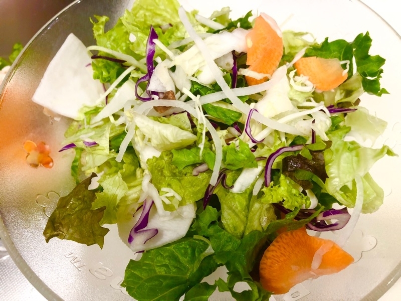 みつせ鶏のサラダの野菜を撮った写真