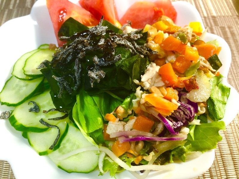 みつせ鶏のサラダとワカメを撮った写真