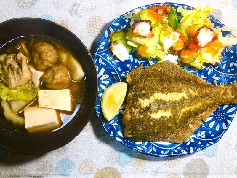 カレイの唐揚げとタコのサラダの夕食を撮った写真