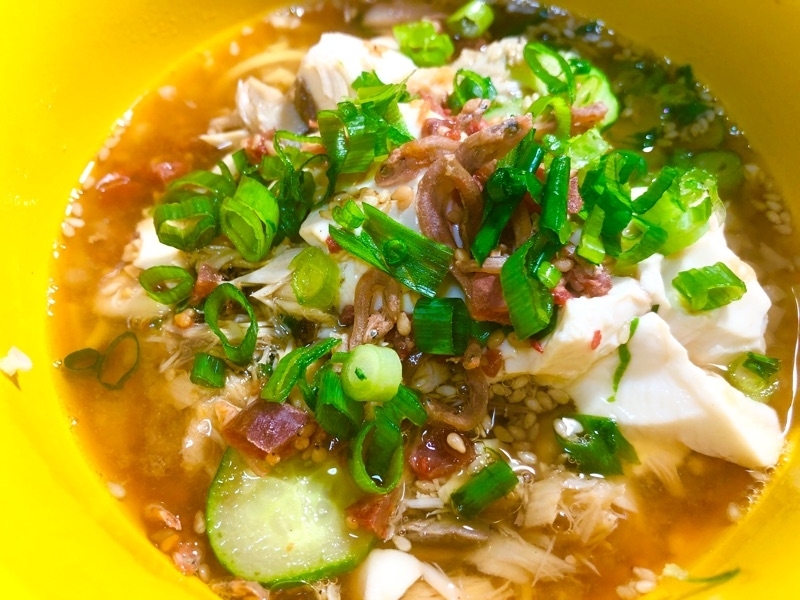 温か汁をよそって撮った写真