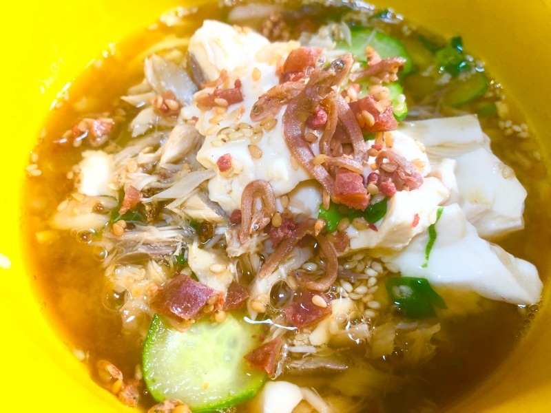 温汁にカリカリ梅のふりかけをかけて撮った写真