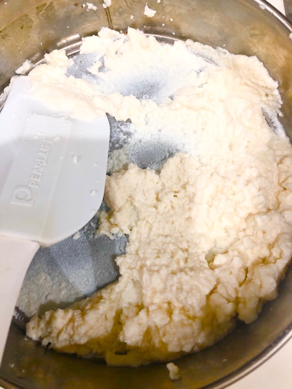 豆腐を裏ごしするところを撮った写真