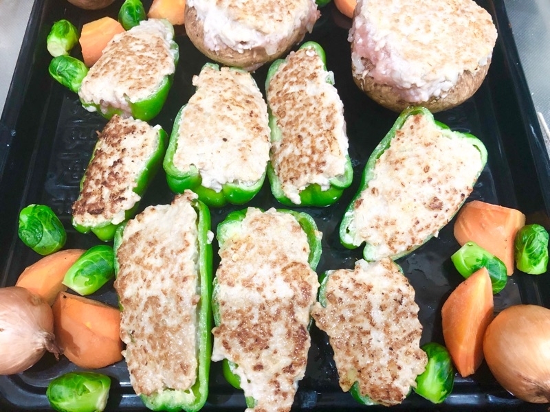 肉詰めと野菜をオーブンに入れるところを撮った写真