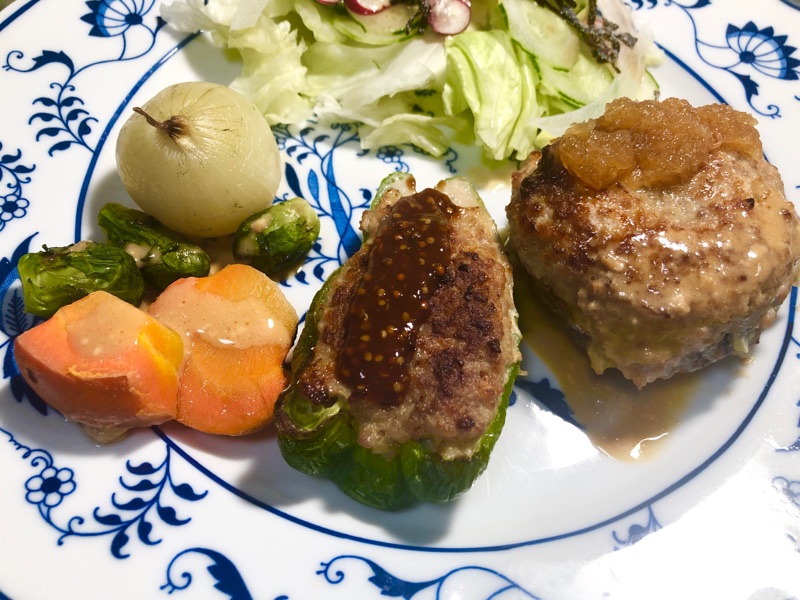 肉詰めと焼き野菜にソースをかけて撮った写真
