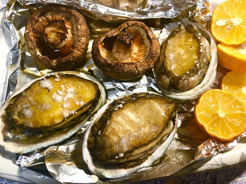 焼きアワビとスダチを撮った写真