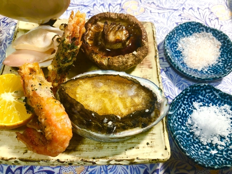 焼きアワビと焼きハマグリを盛りつけて撮った写真