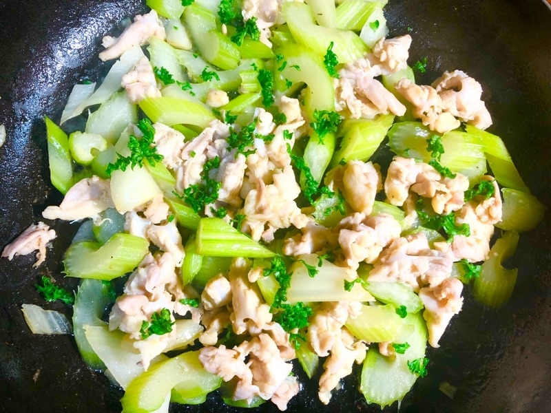 ヤゲン軟骨とセロリの炒めものを撮った写真