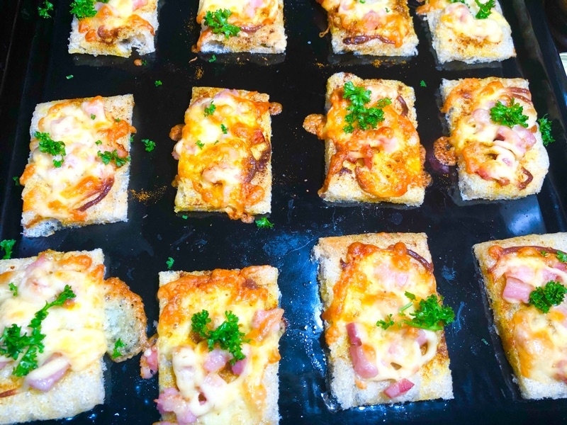 松山揚げのベーコンチーズ焼きにパセリをのせて撮った写真