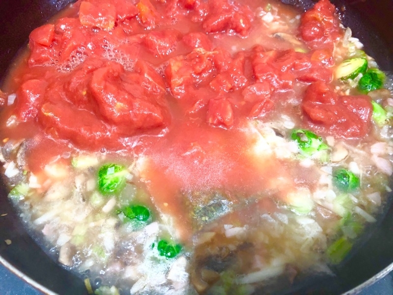刻みトマトの缶詰めを入れて撮った写真