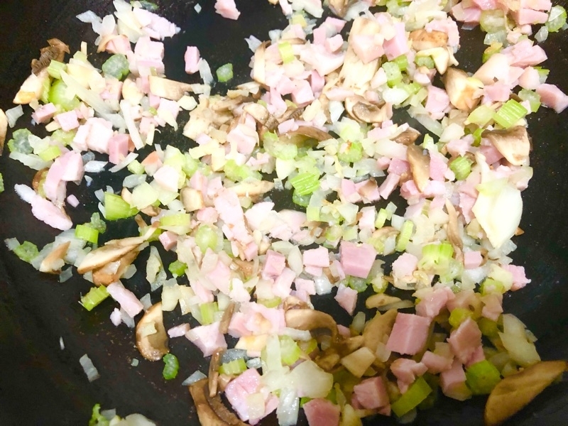 刻み野菜を炒めるところを撮った写真