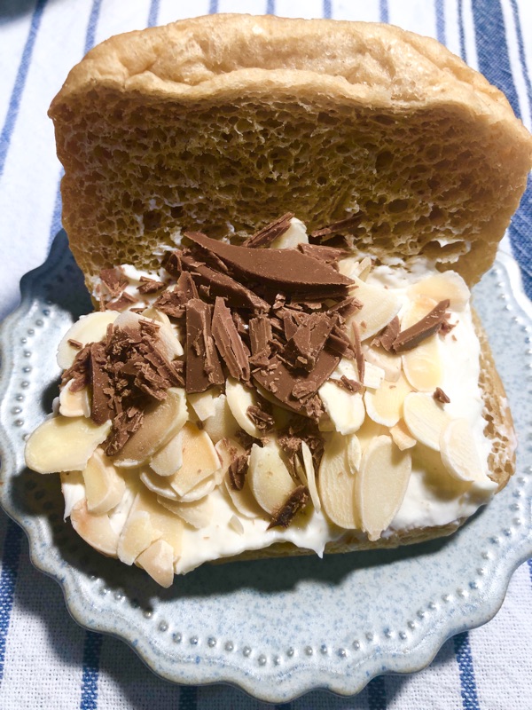 ブランパンのチョコアーモンドサンドを撮った写真