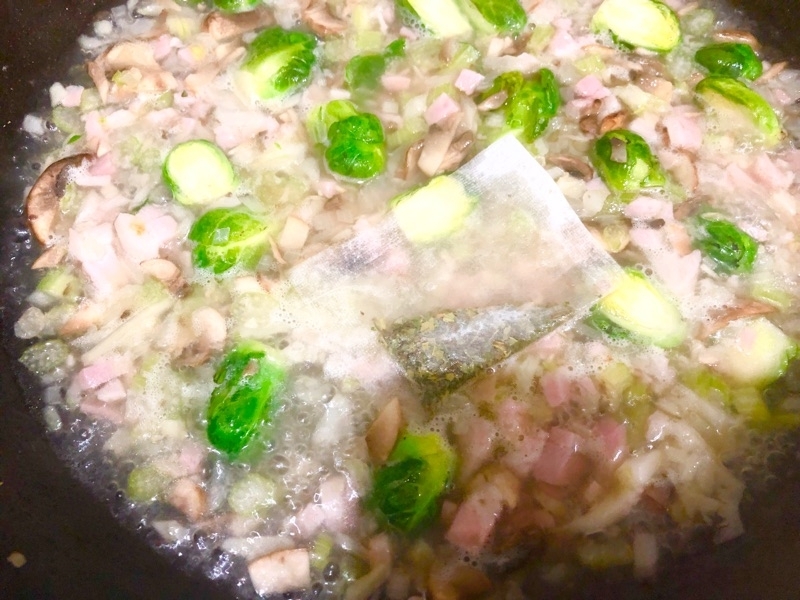 刻み野菜を煮るところを撮った写真