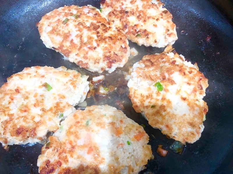 つくねバーグを焼いているところを撮った写真